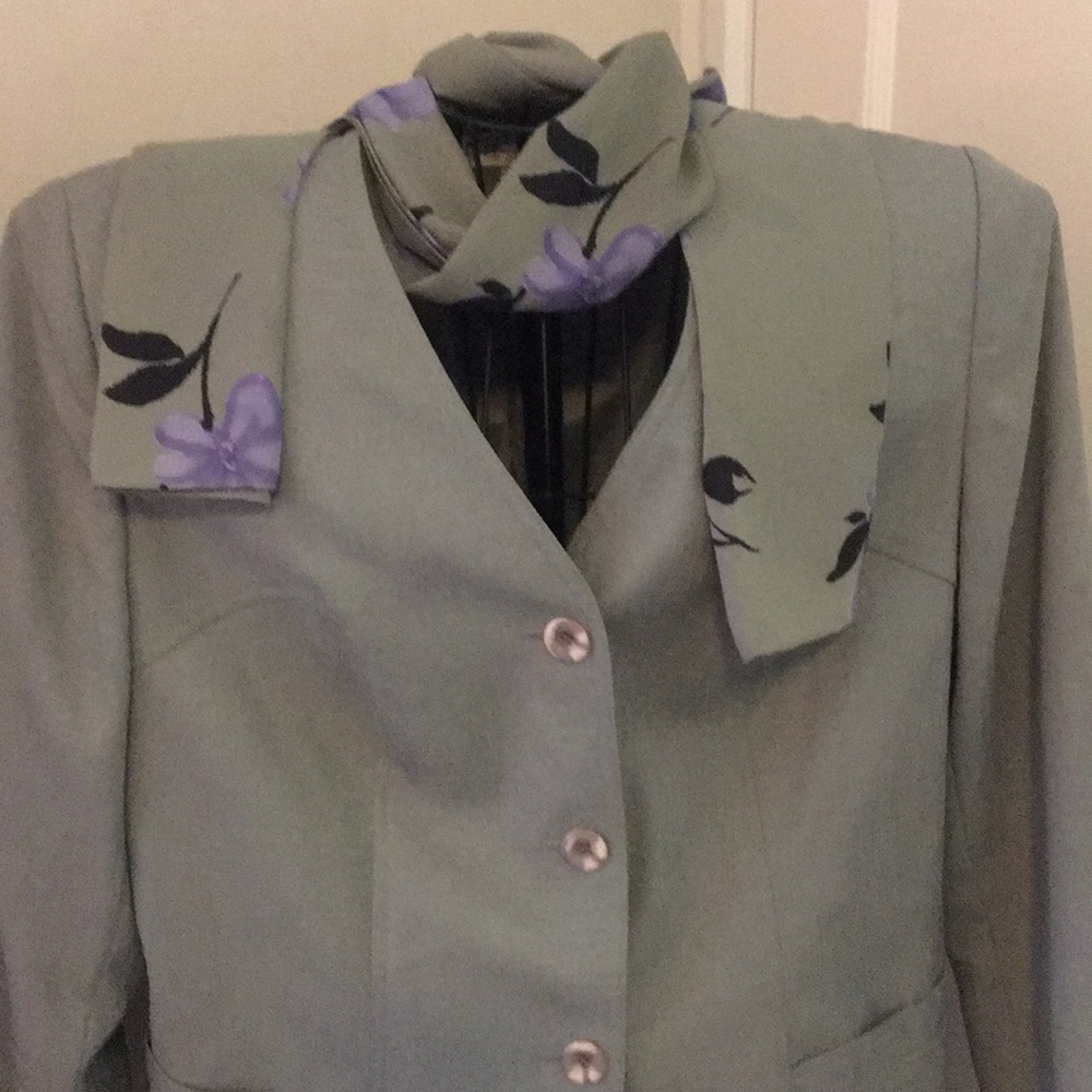 🎈SOLD🎈Beautiful green vintage skirt suit - Picture 3 of 6